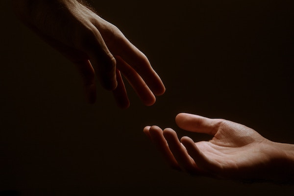 tomados de la mano
