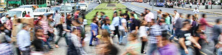mucha gente caminando en el centro de una ciudad