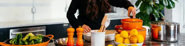 una mujer cocinando
