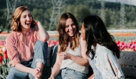 mujeres hablando del evangelio