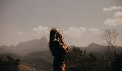 Mujer orando, pidiendo fuerzas