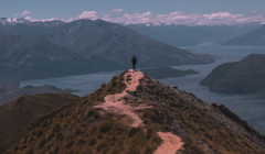 Un camino sobre una montaña