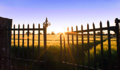 una cerca abierta hacia un hermoso campo