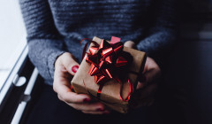 Una mujer sosteniendo un regalo