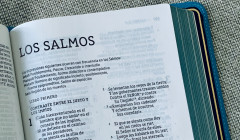 Una Biblia abierta a los Salmos