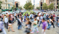 mucha gente caminando en el centro de una ciudad