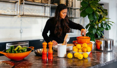 una mujer cocinando